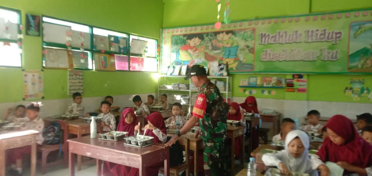Artikel Sindikasi : Kawal Generasi Emas, Babinsa Koramil 05/Pallangga Kodim 1409/Gowa Pastikan Pendistribusian Makanan Bergizi Gratis di Gowa Tepat Sasaran
