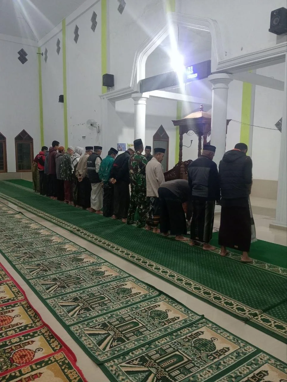 Artikel Sindikasi : Safari Subuh di Masjid Besar Malakaji, Babinsa Koramil Tompobulu Kodim 1409/Gowa Pererat Jalinan Silaturahmi