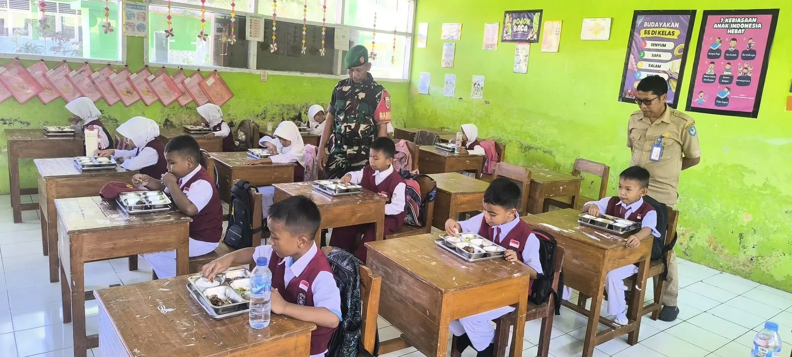 Artikel Sindikasi : Dukung Program Makan Bergizi Gratis, Babinsa Koramil 06/Bajeng Pantau Langsung Operasional SPPG Borimatangkasa